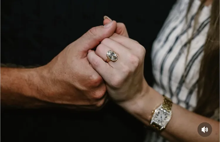 泰勒絲秀出巨鑽婚戒。翻攝IG