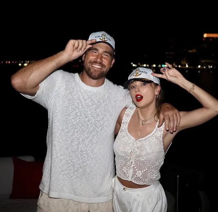 泰勒絲（右）與足球球星Travis Kelce從不吝嗇放閃。翻攝IG