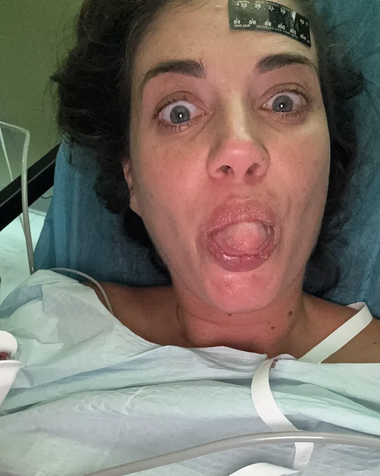 艾莉奧諾拉波伊被鯊魚攻擊後送醫，在病床上報平安並做鬼臉。