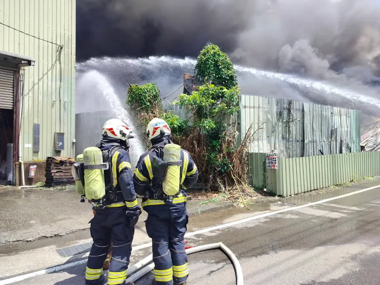 警消灌救。桃園市消防局提供