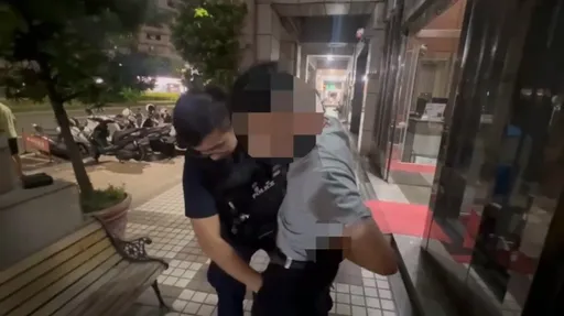 高雄警方查案調閱監視畫面!主角竟在眼前 當場逮捕詐團車手