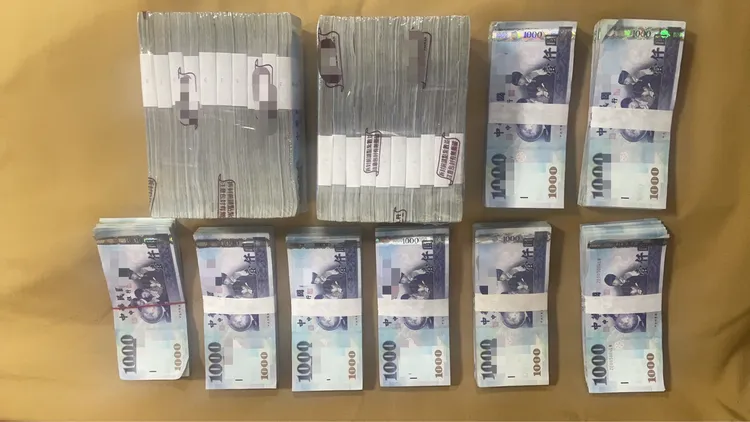 警方當場查扣贓款新臺幣276萬元。翻攝畫面