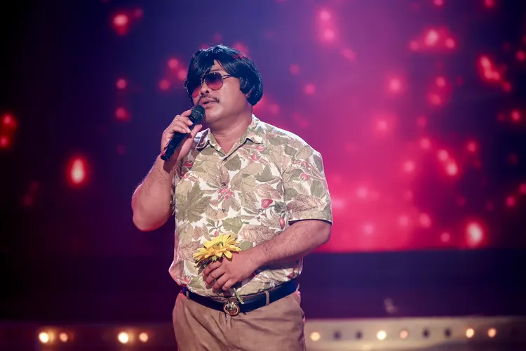 巴大雄深情演唱。民視提供