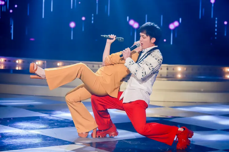 郭忠祐（右）與張秀卿合唱，她花招百出，他招架不住。民視提供