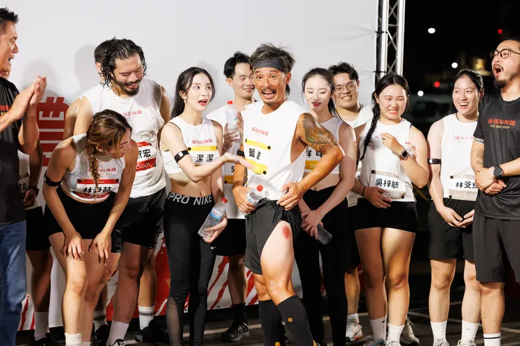 藍波（中）參賽，與兩個女兒一起報名團體賽。好看娛樂提供