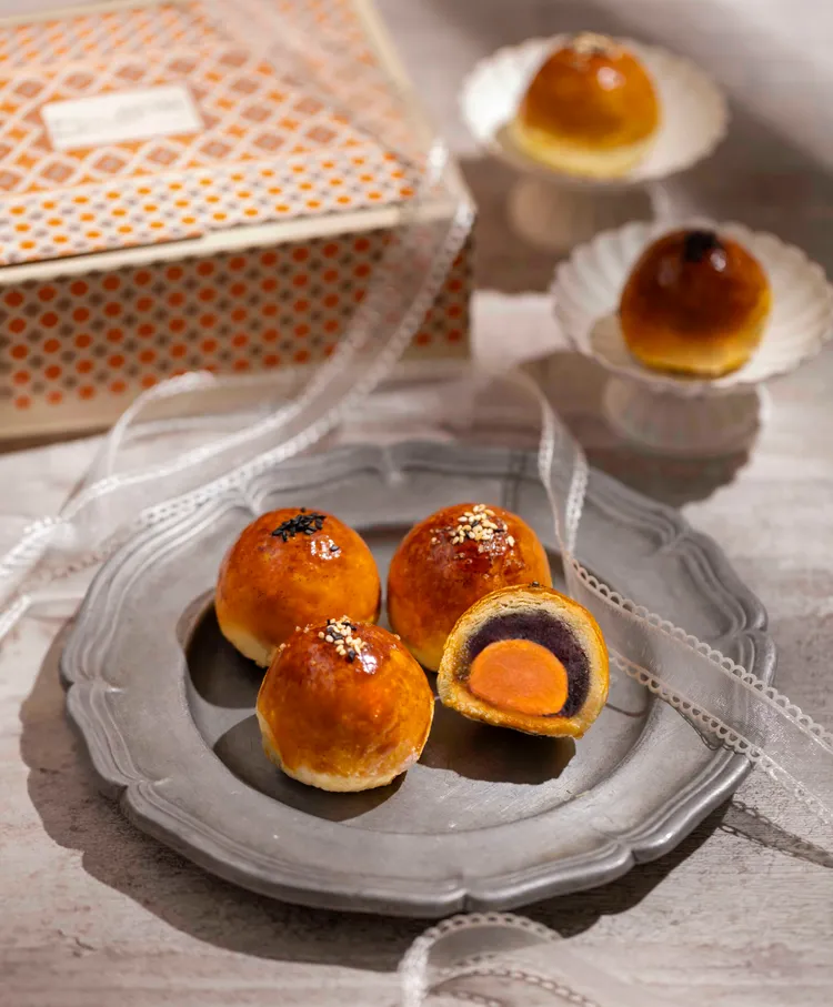 餅皮加入了法國麵粉，酥鬆脆卻入口即化，餅皮、豆餡和鹹蛋黃的三層次風味雅致迷人，讓人一吃驚豔。業者提供