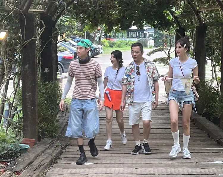 《花甲少年趣旅行》周日來到台南新化拍攝，不少民眾目擊多位明星，相當興奮。讀者提供