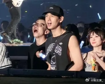 陸劇一線男神李現昨朝聖五月天最終場。摘自微博