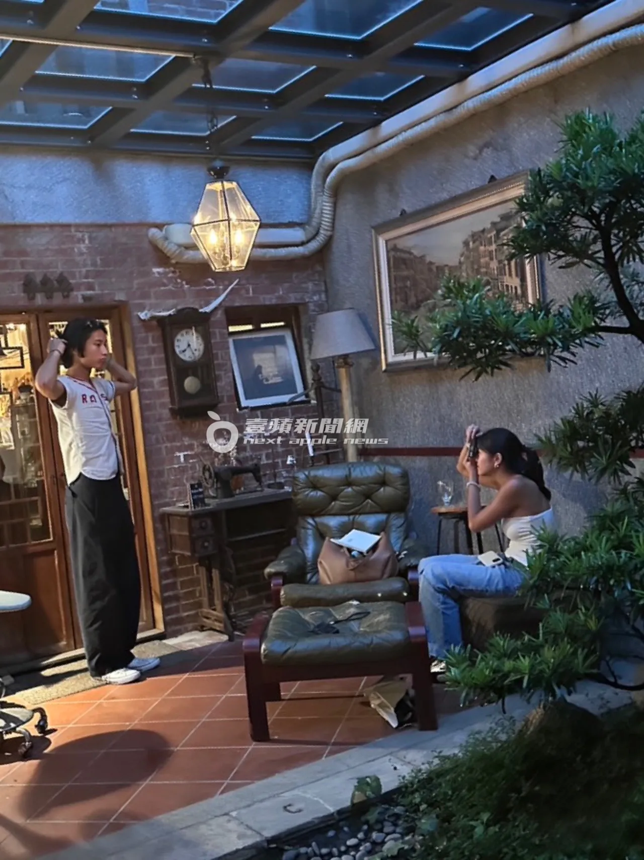 若盈大方帮男友Ian开心拍照,小俩口互当对方摄影师。特勤中心摄