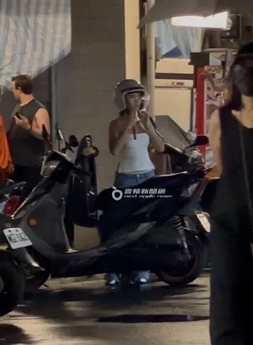 若盈戴上安全帽準備騎車離開。特勤中心攝