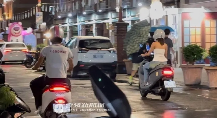 Ian（左）騎乘和若盈一樣的gogoro電動機車，跟在後頭當起護花使者。特勤中心攝