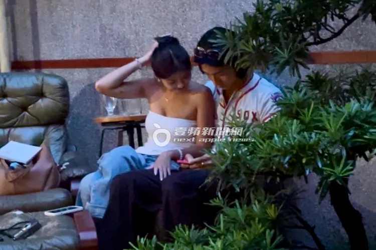 在咖啡廳內，2人黏在一起，若盈手在Ian大腿上，看上去感情已恢復如初。特勤中心攝