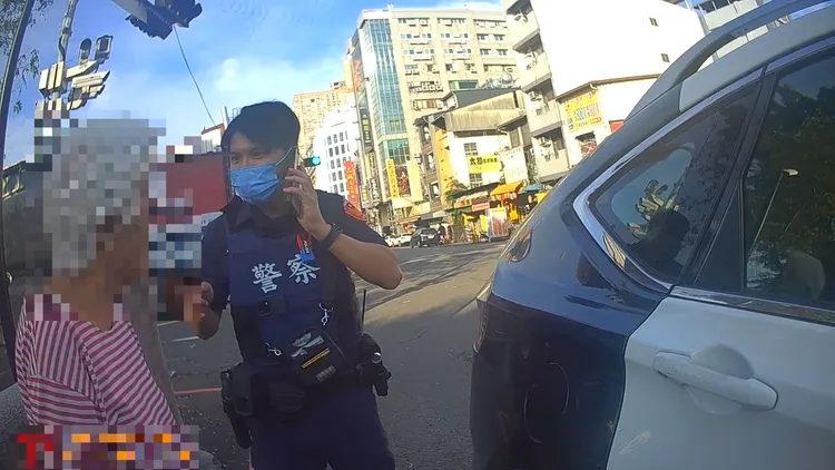 警方將婦人先送到派出所安置，隨後由家屬接回。翻攝畫面