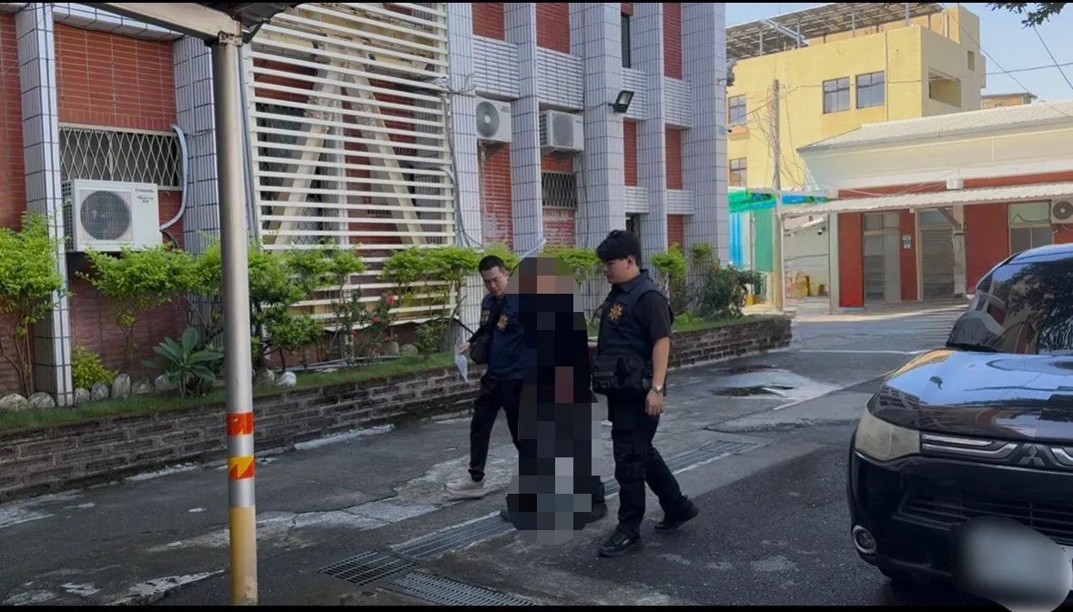 涉嫌杀人的吕男遭警方移送法办。翻摄画面