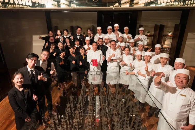 「雅閣」中餐廳同仁不僅在創作菜餚的每一個步驟中注入熱情和創意，更在每一次服務中傳遞著台北文華東方酒店對卓越的承諾。台北文華東方酒店提供