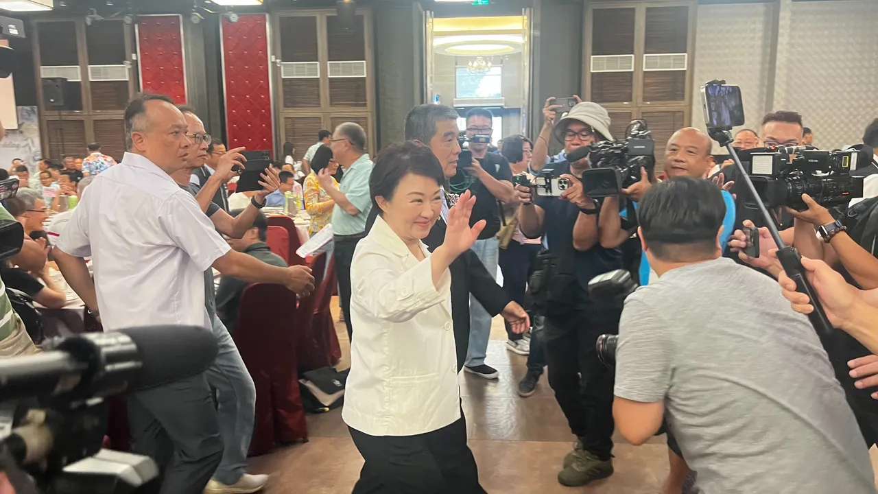 卢秀燕今中午出席大台中商业会理监事授证典礼,向来宾挥手致意。鲜明摄