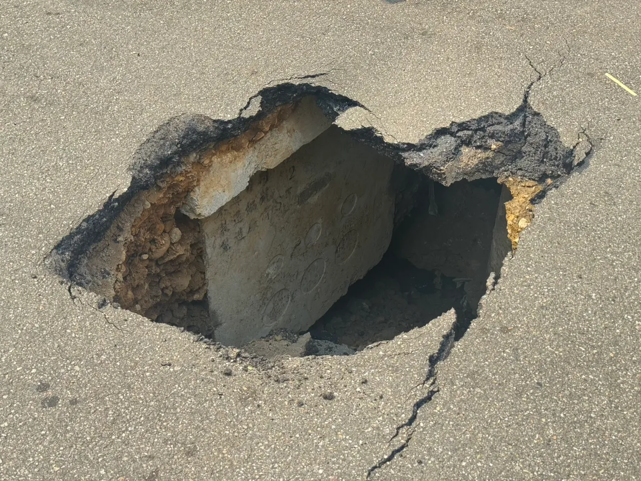 疑似污水管线破裂太久,导致水流掏空地基。警方提供