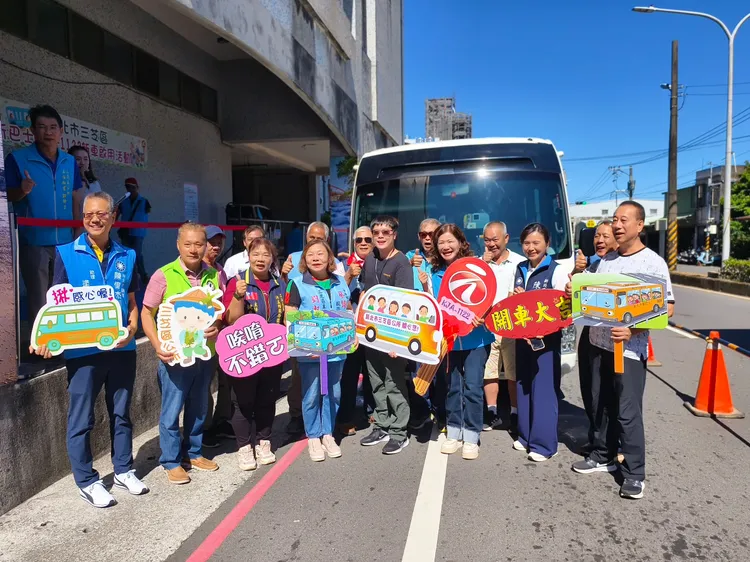 三芝區新巴士啟航儀式，區長賴小萍與里長、來賓等人合照留念。公所提供