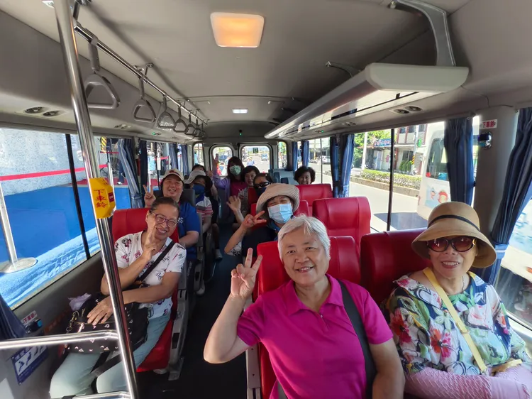 三芝區新巴士作起來格外舒適，冷氣也很強，當日試乘民眾留下好口碑。公所提供