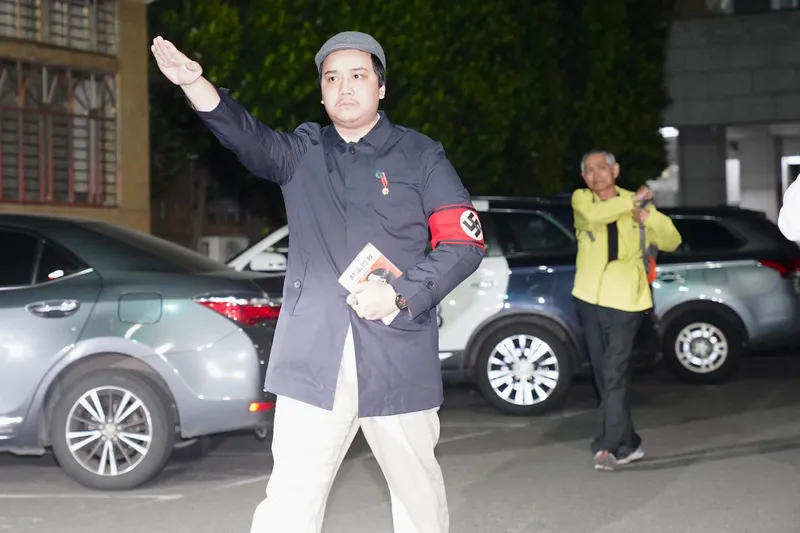 罢免立委李坤城的领衔人宋建梁先前戴纳粹符号臂章,还拿著希特勒著作应讯。中央社