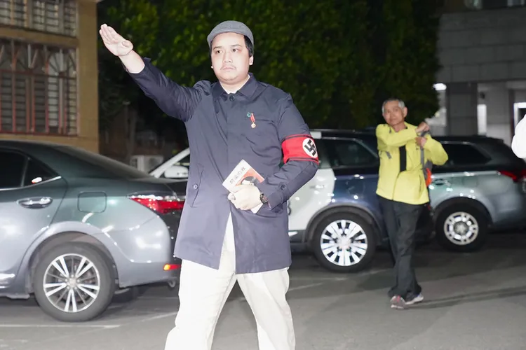 罷免立委李坤城的領銜人宋建樑先前戴納粹符號臂章，還拿著希特勒著作應訊。中央社