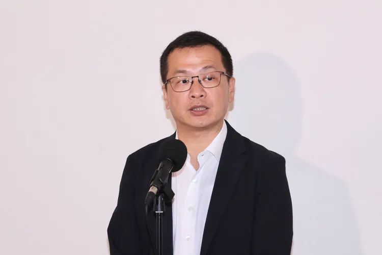 羅智強發文質疑苗博雅站在疑似納粹圖騰前未表態，批評其雙重標準。莊宗達攝