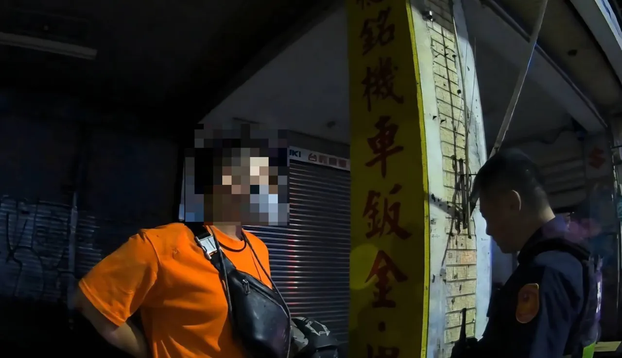 陳男友人送醫他沒跟去,卻是留在現場,員警問話發覺有異,捅破其通緝犯身分。民眾提供