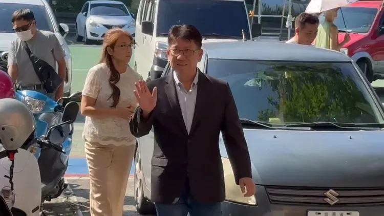 林思銘今偕妻投票。翻攝畫面