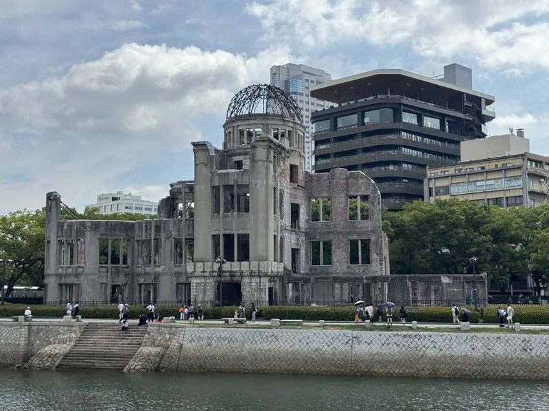 2025年8月6日是「原爆日」80周年纪念日,广岛市府上午在和平纪念公园举办和平纪念仪式,纪念公园一隅可见原爆圆顶馆(图)。 中央社