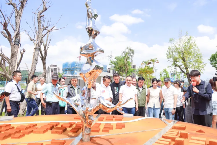 新北市長侯友宜今天與地方民代、里長等人共同啟用新泰塭仔圳重劃區首座公園。市府提供