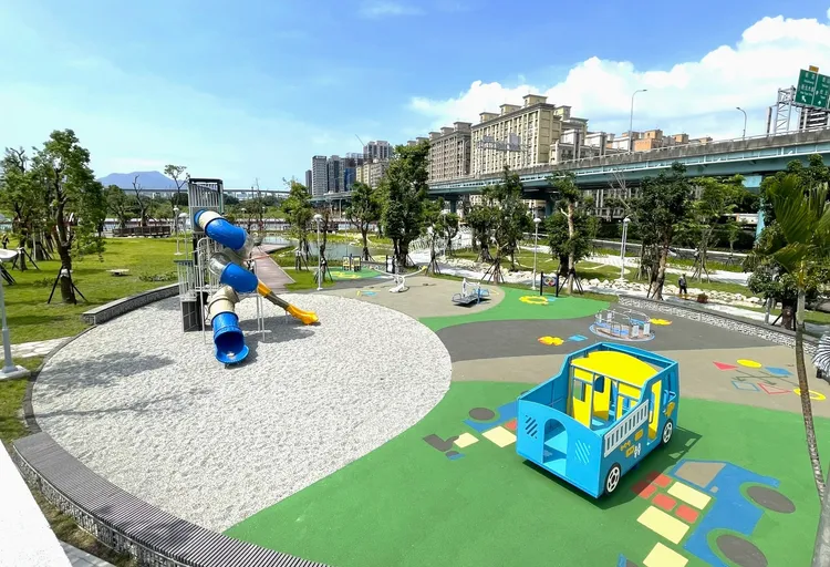 中環公園內有新穎的遊具。市府提供