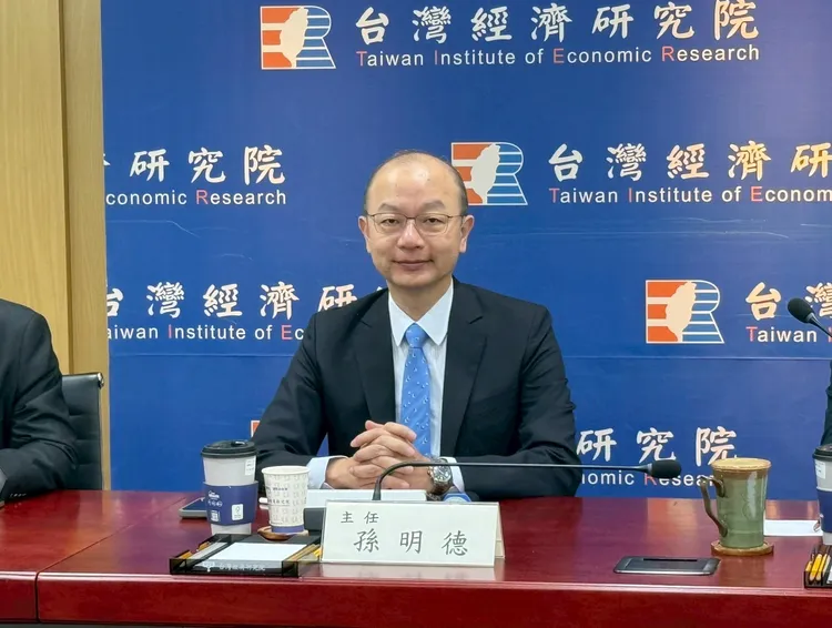 美國聯準會主席鮑爾暗示降息，台經院景氣預測中心主任孫明德提醒，市場聽到降息很開心，降息原因有可能是美國經濟不好，這點須留意。台經院提供