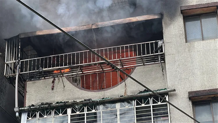 現場竄出大量黑煙。翻攝照片