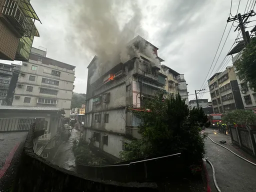 基隆公寓惊传火警!「烈火浓烟」直窜天际 1人受困屋内亡