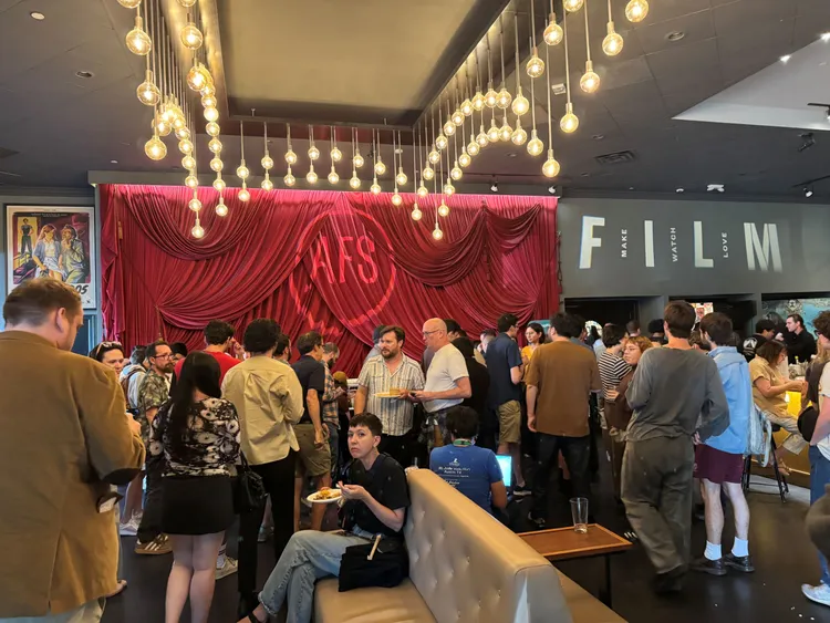 蔡明亮經典影展放映茶會出席人潮熱絡。文化部