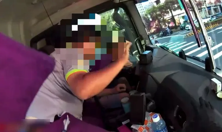 警方提供運動飲料補給。警方提供