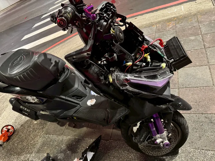 洪男的機車嚴重毀損。警方提供