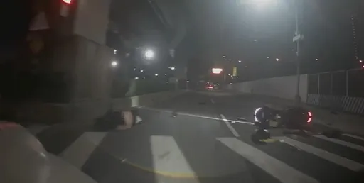 22歲男騎士自撞新北大道橋墩重傷 人車噴飛驚悚畫面曝光