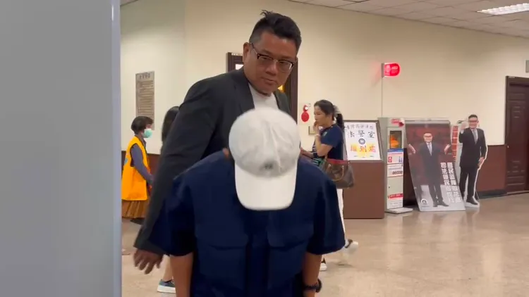 黃子佼首度在開庭前面對媒體鞠躬，似乎再次表達致歉之意。謝亞庭