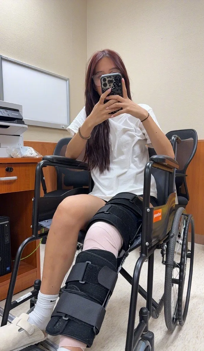 Jaden暫時要坐輪椅。翻攝鍾麗緹微博