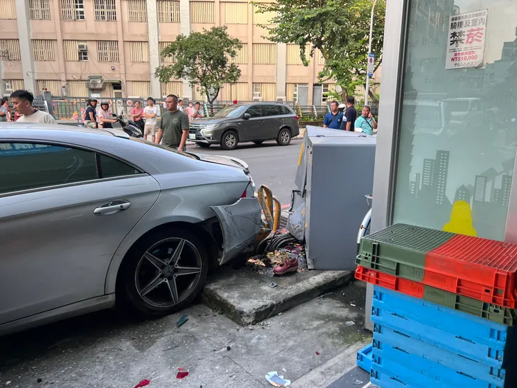 賓士車衝撞變電箱害民宅停電。黃泓哲攝