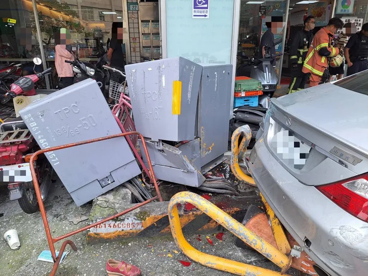 變電箱毀損。警方提供