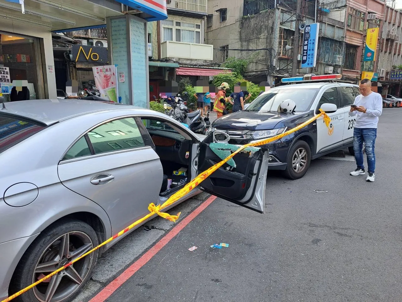 賓士車衝撞警方。警方提供