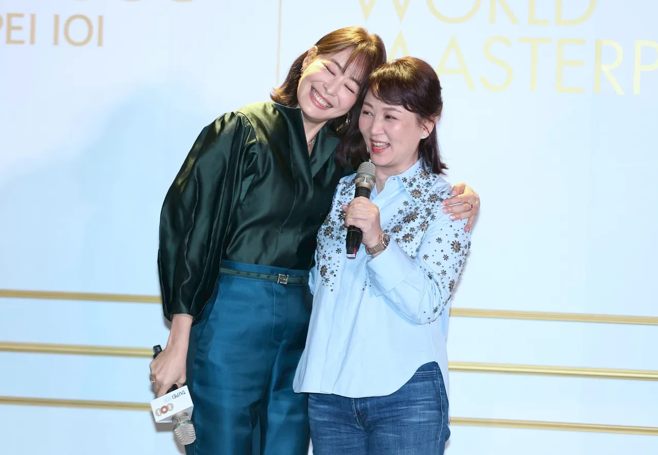 台北101董事长贾永婕(左)与好友艺人郁方合影。彭欣伟摄