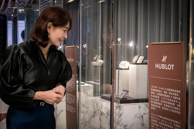 賈永婕現場鑑賞活動珠寶腕錶。台北101提供