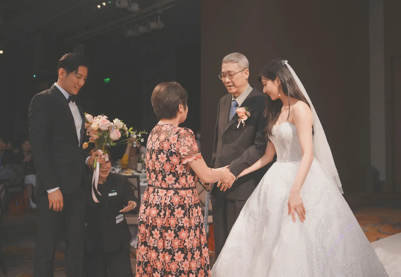 林逸欣和老公与爸妈交手,气氛感人。欣宇宙音乐提供