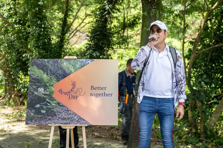 台灣保樂力加董事總經理王德勤帶領員工參與「2025 Responsib’ALL Day金瓜石淨山活動」，讓永續不只是口號。業者提供