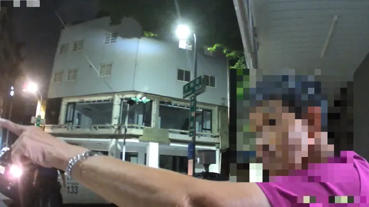 警方陪著孫婦回家。翻攝畫面