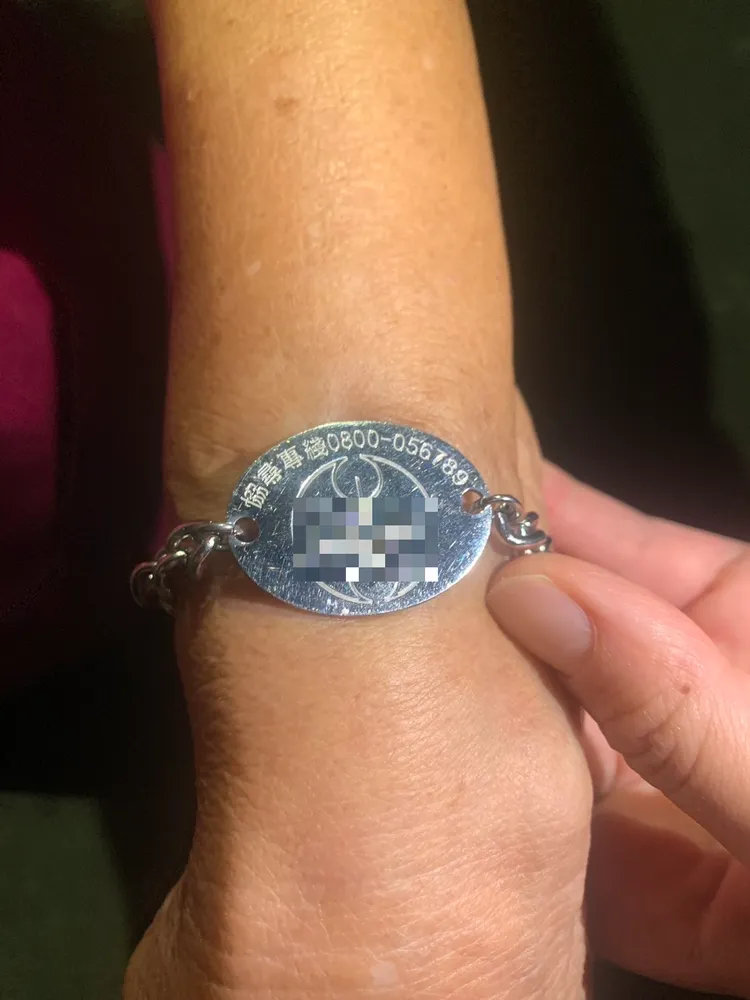 孫婦手上戴有愛心手環。翻攝畫面