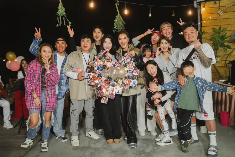 藝人小馬（左二）一家、林柏妤（右二）及多位朋友，特別前往苗栗為小禎（中）慶生。客家電視台提供